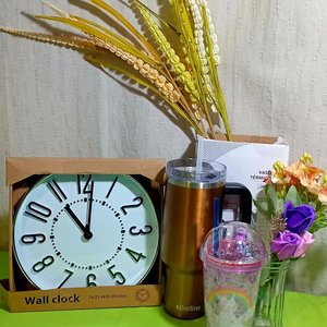Lote anterior: Reloj de Pared y Vaso Decorativo con Adorno Floral