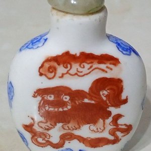 Frasco de Rapé Chino de Porcelana Pintada a Mano con Perro de Fu y Tapa de Jade - imagen 3