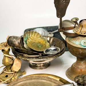 Lote Variado de Metal: Lámpara a Kerosene, Coladores, Bandejas y Adornos - imagen 3
