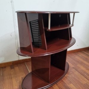 L 995 - Importante mueble para equipo de audio o TV en madera lustrada tono caoba, con estantes organizadores y laterales para CDs (Medidas 91x49x93cm) - imagen 3