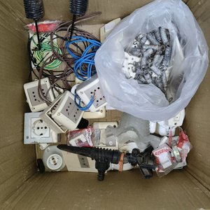 Lote de Material Eléctrico: Interruptores, Tomacorrientes y Más - imagen 2