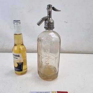 L 339 - 1 Pieza - Antiguo sifón de soda de vidrio con cabezal de metal, diseño vintage con relieves decorativos y texto grabado - Ideal para coleccionistas o decoración - imagen 2
