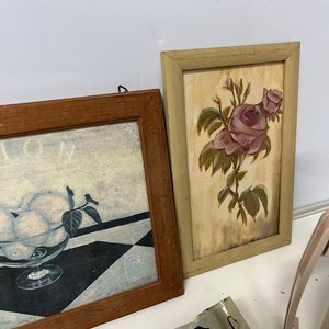 Lote de 10 piezas: cuadros decorativos, termo, jarra, teclado y más - imagen 11