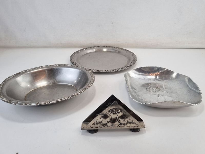 Lote anterior: Bandeja y Servilleteros de Metal con Diseño Embajador