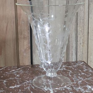 Florero de Cristal Transparente con Grabados Florales y Ornamentales - imagen 3