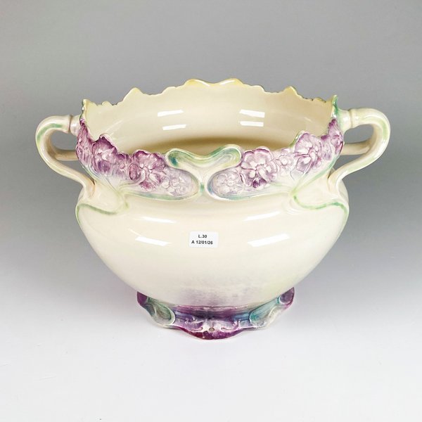 Lote siguiente: Macetero de mayolica art nouveau con asas, borde floral