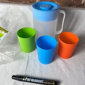 Jarra Plástica para Jugos con 3 Vasos de Colores - imagen 4