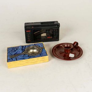 Lote siguiente: Colador de Platina, Palmatoria Esmaltada y Radio Cassette MECO