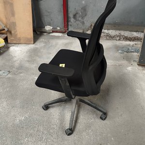 Silla de Oficina Negra con Respaldo de Malla y Ruedas - imagen 3