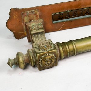 Manijón de Bronce Labrado Floral con Cartero "Cartas" - imagen 3