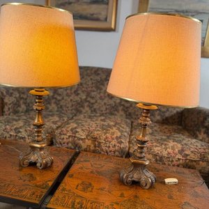 Par de Lámparas de Mesa con Base de Madera Torneada y Pantallas - imagen 2