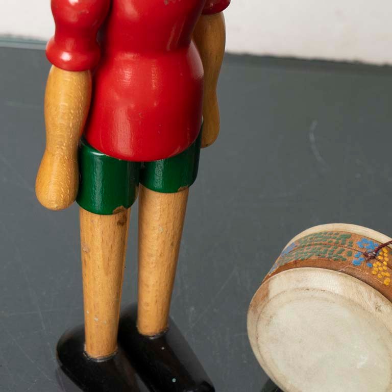 Pinocho de madera articulable y tambor oriental de mano - imagen 2