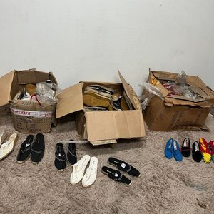Lote anterior: Lote de más de 60 pares de alpargatas con suela de yute, pantuflas y calzado variado
