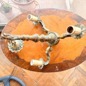 Araña Antigua de Bronce con 3 Brazos Curvos y Cadena - imagen 1
