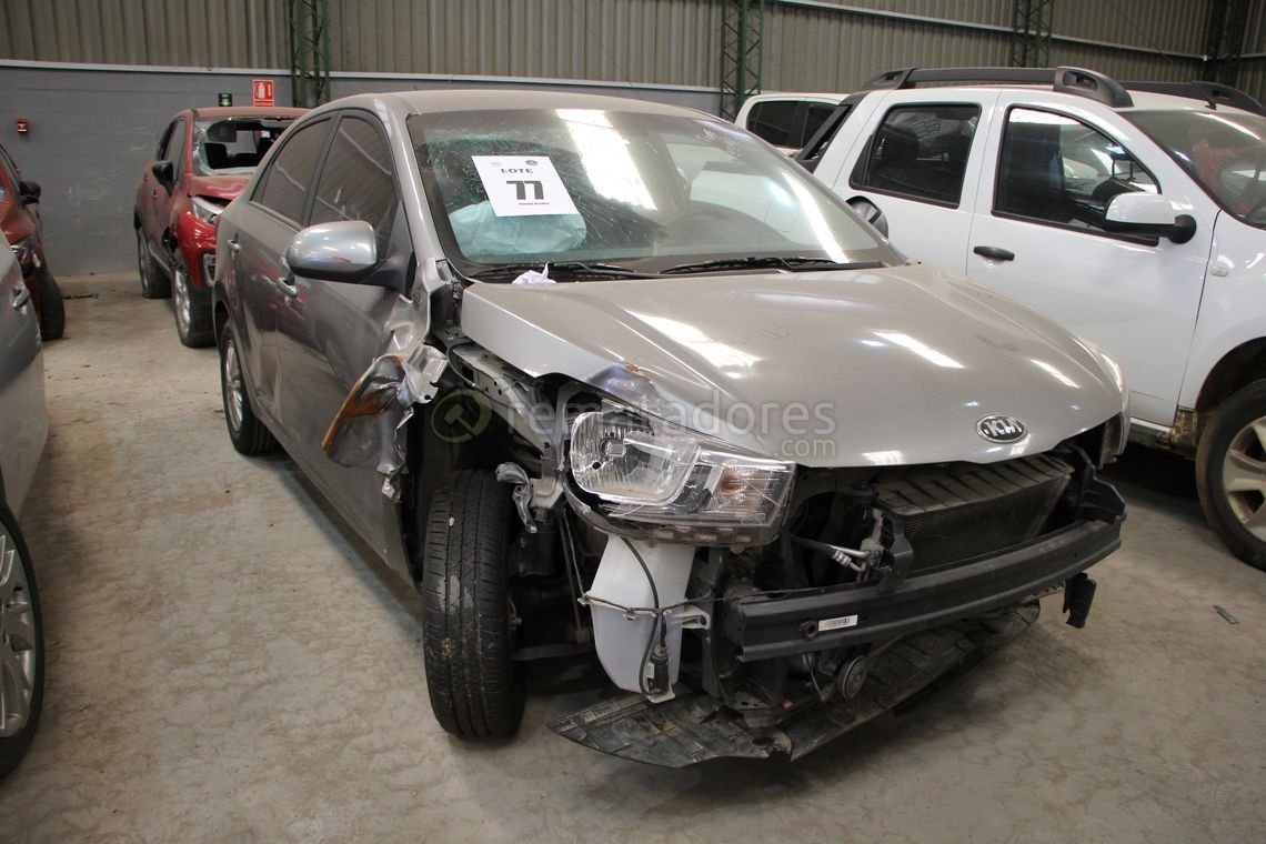 Kia Rio Gris Sedán con Daños Frontales
