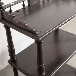 Estante Colonial de Madera Oscura con Tres Niveles - imagen 2