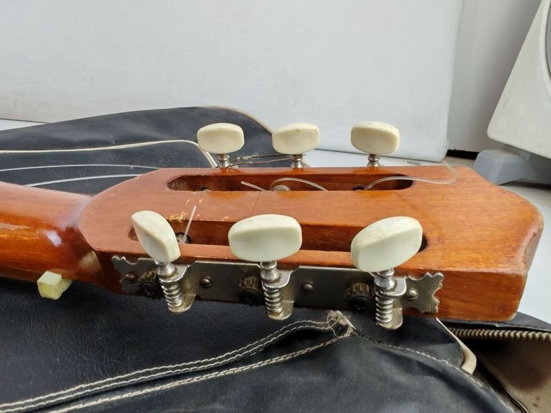Guitarra Acústica con Funda - imagen 4
