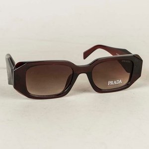 Lote siguiente: Lentes de Sol Estilo Rectangular Marrón Imitación Prada