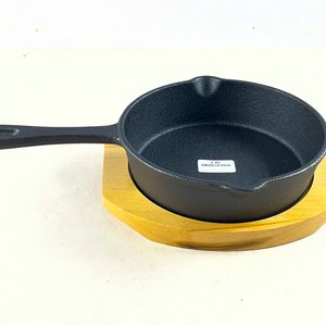 Lote siguiente: Sartén de Hierro Fundido con Base de Madera - 14 cm