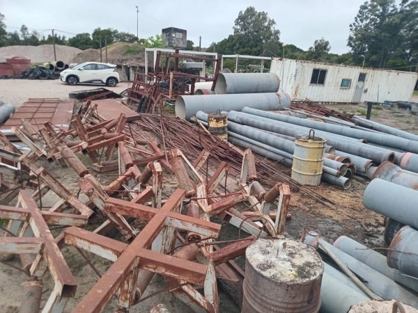 Lote de Tuberías y Estructuras Metálicas Varias