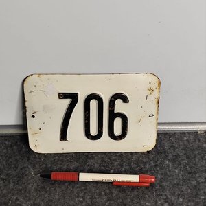Lote siguiente: Chapa Esmaltada Antigua "706" y "305"