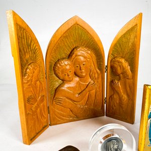 Lote de 5 Piezas Religiosas: Trípticos, Díptico, Ilustración en Madera y Medalla - imagen 4
