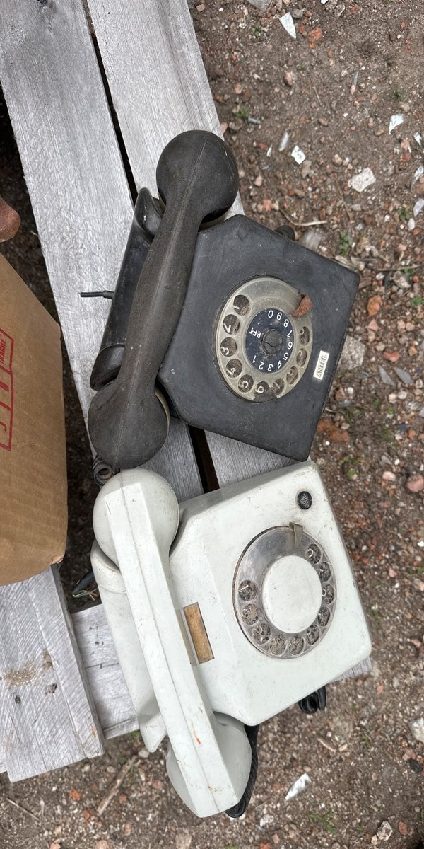 Dos Teléfonos Antiguos con Disco