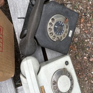 Lote siguiente: Dos Teléfonos Antiguos con Disco