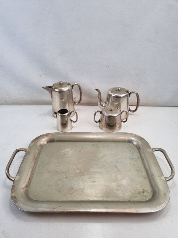 L 001 - Set De 5 Piezas - Atractivo juego de té y café de época en metal plateado "Made in England" con bandeja haciendo juego, ideal para coleccionistas o mesa distinguida - imagen 1