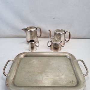 L 001 - Set De 5 Piezas - Atractivo juego de té y café de época en metal plateado "Made in England" con bandeja haciendo juego, ideal para coleccionistas o mesa distinguida - imagen 1