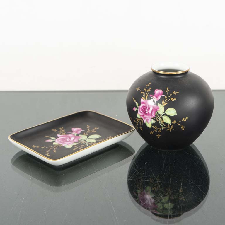 Lote anterior: Florero y despojador de porcelana alemana Rosenthal, fondo negro decorado flores - Medidas: Florero: 11x11cm