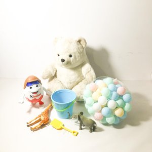 Lote de Juguetes: Oso de Peluche, Pelotas de Plástico y Figuras - imagen 1