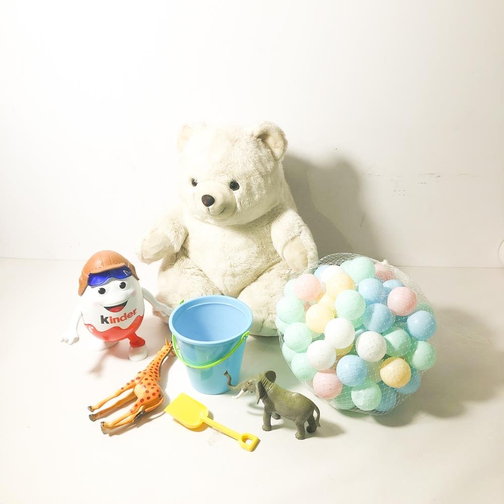 Lote de Juguetes: Oso de Peluche, Pelotas de Plástico y Figuras
