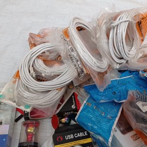 Gran cantidad de cargadores y cables - imagen 4