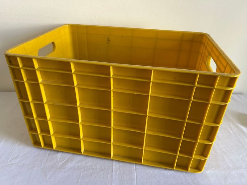 Cajón Lechero Plástico Amarillo Industrial 48x33cm