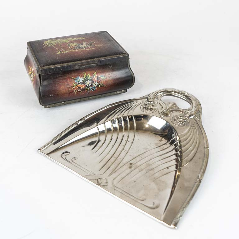 Lote anterior: Junta migas Art Nouveau de metal y cofre de lata  - Medidas: 22 y 15cm 