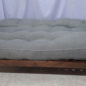 Futón de Madera con Colchón Gris Estilo Sofá Cama - imagen 2