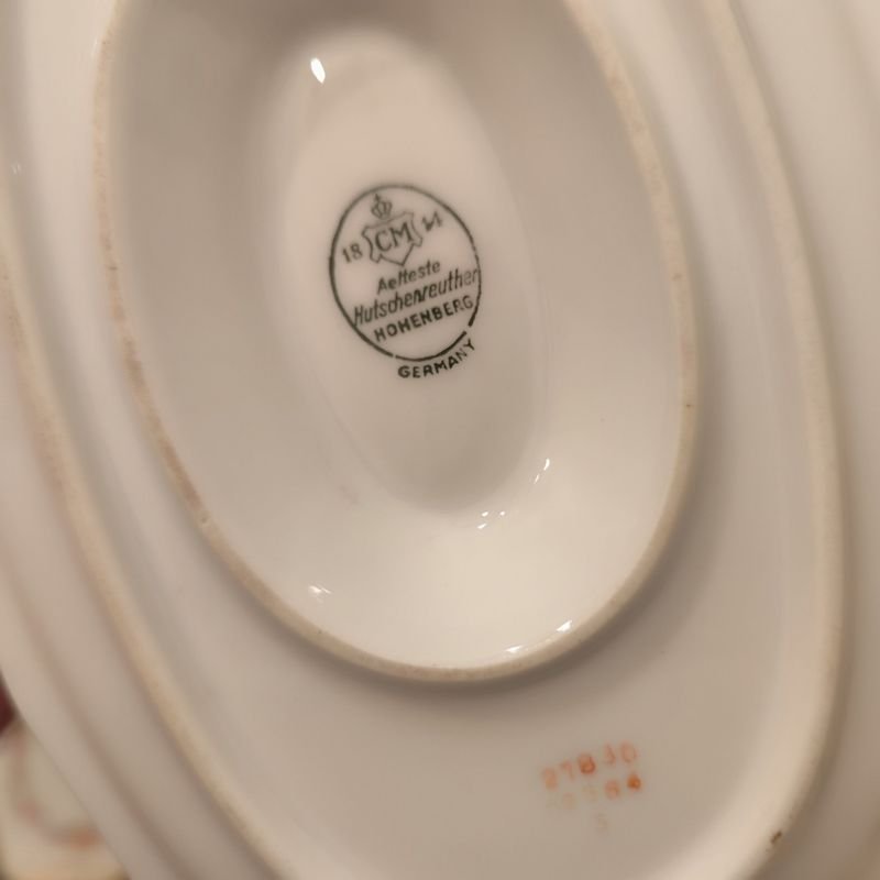 Monumental set hipercompleto de 114 piezas en inmaculado estado, de lo mejor de la porcelana alemana Hutschenreuther para 12 personas, pero viene con 24 platos de mesa de 24 cms, 12 hondos de 24 cms también, 12 de postre o entrada de 19 cms, sopera, tarrina, 2 ensaladeras, 7 fuentes (3 ovaladas, 2 redondas y 2 cuadradas, de diferentes tamaños), salsera, dulcera o mantequera, 2 copetineros, lechera, azucarero, tetera, 12 tazas y platillos de café y 12 tacitas de café con sus respectivos platitos. Lo único que parecería faltar es la cafetera. A simple vista todo está inmaculado, salvo 2 de los 24 platos grandes, donde uno está restaurado y el otro presenta una mínima fisura superficial, una mínima fisura en uno de los copetineros, y un mínimo chip en el borde del azucarero. El precio es por todo el lote. NO SE ENVÍA NI SE EMBALA. - imagen 17