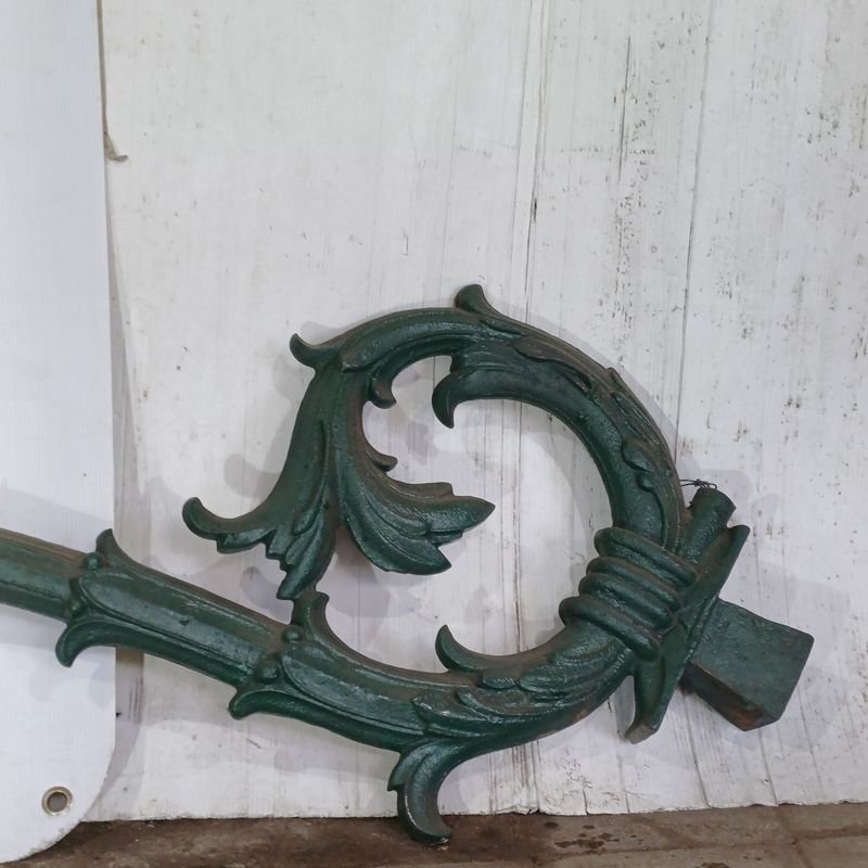Brazo de farol antiguo en hierro fundido para decoración - imagen 3