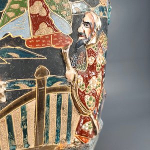 Jarrón Satsuma con Diseños en Relieve y Figuras Orientales - imagen 3