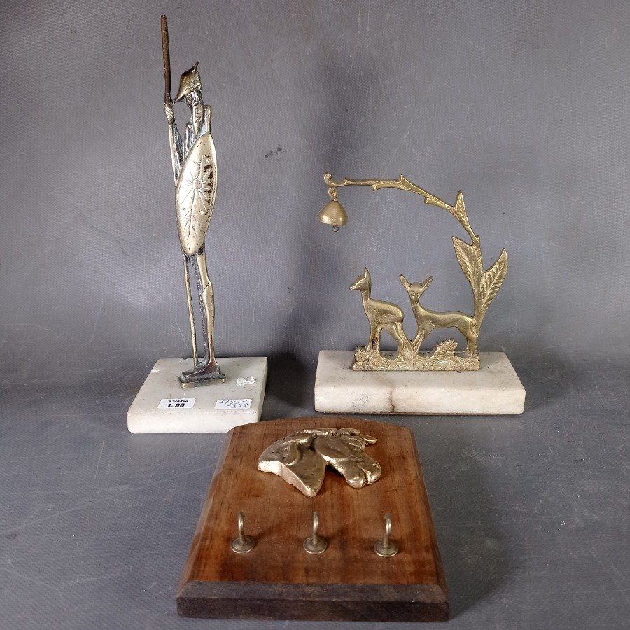 Figuras de bronce y madera con base en mármol