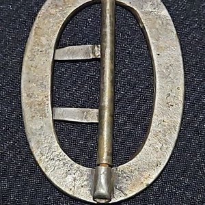 Hebilla Ovalada Antigua de Plata y Oro con Detalles Florales - imagen 2