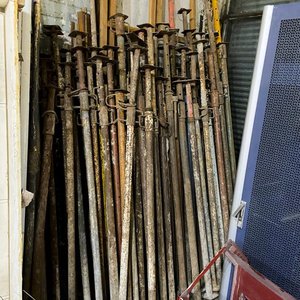 Lote siguiente: Treinta Puntales Telescópicos de Construcción con Detalles y Faltantes