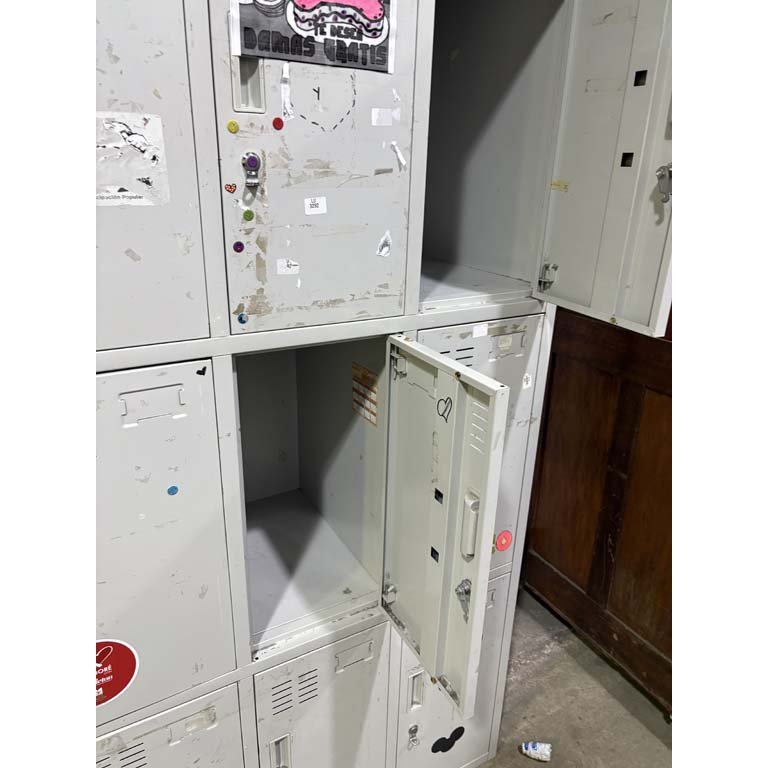 Almacén metálico de 9 puertas con detalle de pintura y cerradura - imagen 2