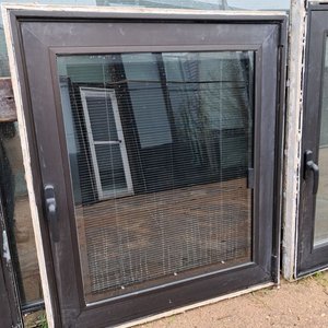 Lote anterior: Ventana DVH Aluminio Negro con Persianas Internas 103x118.5 cm