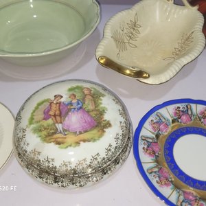 Lote de Porcelana Variada: Platos Decorativos, Ensaladera y Jarrita - imagen 6