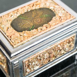 Caja Musical Japonesa Antigua con Relieves Florales - imagen 2