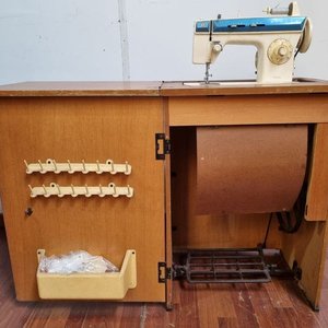 Máquina de Coser Singer Facilita Empotrada en Mueble de Madera con Mesa Rebatible - imagen 5