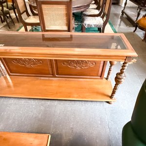 Mesa de arrimo antigua de madera con tapa de vidrio y sillas de comedor - imagen 2