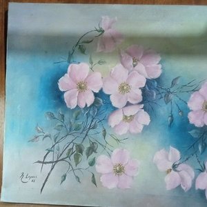 Lote anterior: pintura decorativa sobre lienzo o tela que parece representar un ramo de rosas silvestres